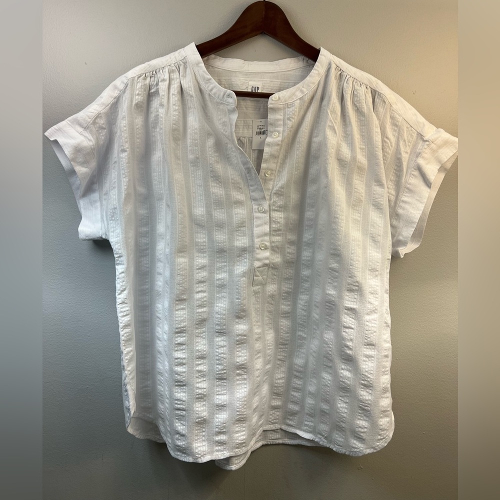 Gap NWT cap-sleeved white blouse